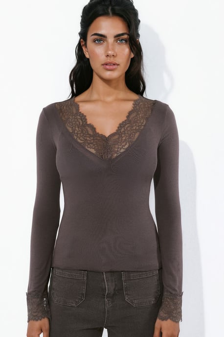 V-Ausschnitt Stretch-Stricktop mit Spitzendetail - Image 5