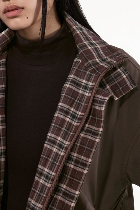 Kurzer Trenchcoat mit Futterdetail - Image 5