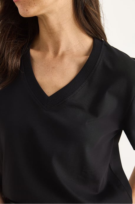 Comfort Fit T-Shirt mit V-Ausschnitt aus gekämmter Baumwolle - Image 5