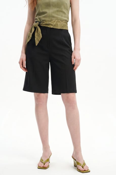 High-Waist Shorts mit weitem Bein und klassischer Schnittführung - Image 1