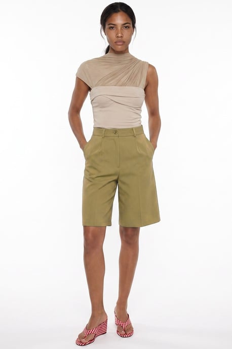 High-Waist Shorts mit weitem Bein und Tailoring - Image 2