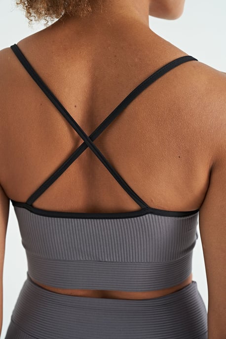 Tailliertes ärmelloses Crop-Sporttop - Image 6