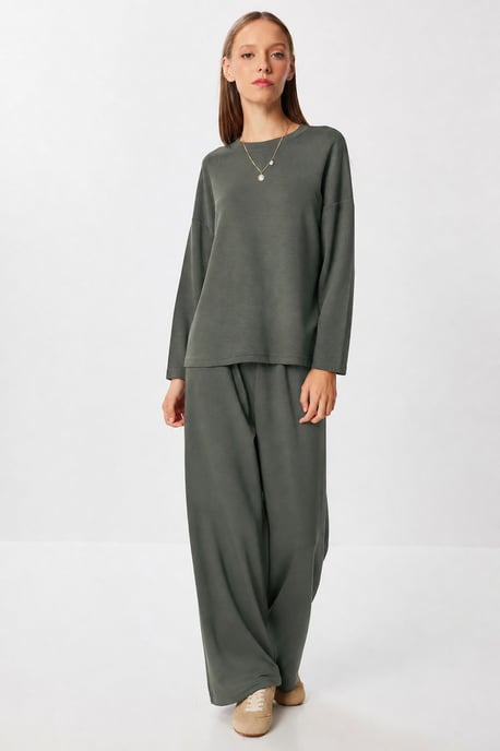 Zweiteiliges Set mit weitem Bein und Bluse mit Rundhalsausschnitt - Image 1