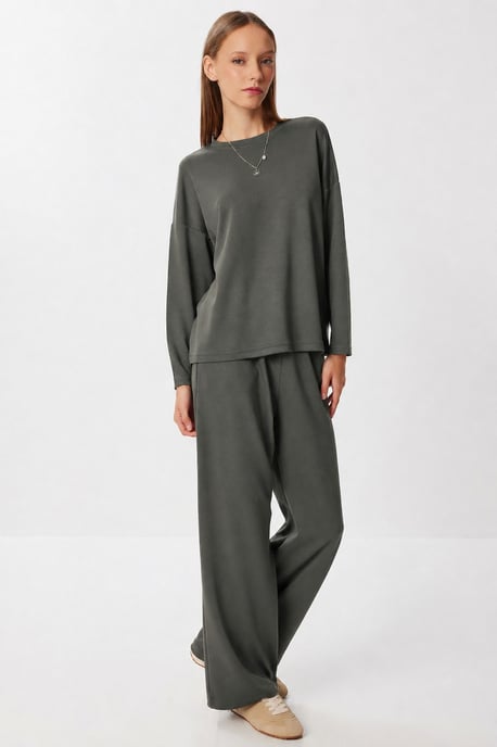 Zweiteiliges Set mit weitem Bein und Bluse mit Rundhalsausschnitt - Image 2