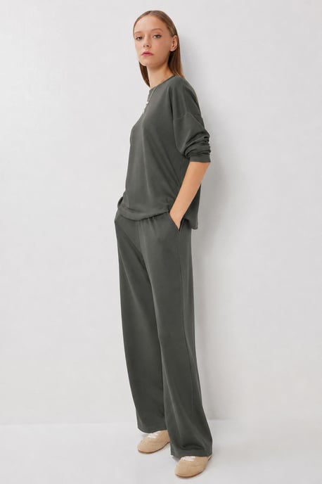 Zweiteiliges Set mit weitem Bein und Bluse mit Rundhalsausschnitt - Image 3