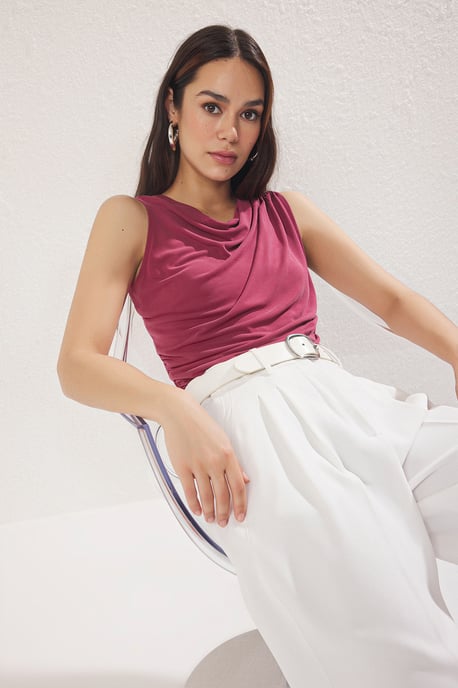 TRENDYOLMİLLA Damen Bordeaux Einfarbig Ärmellos Regular Fit Blusen - Image 6