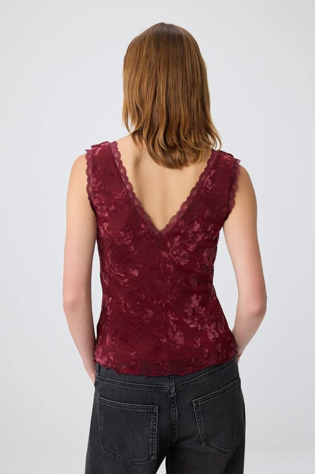 TRENDYOLMİLLA Damen Bordeaux Geblümt Ärmellos Tailliert Blusen - Image 3