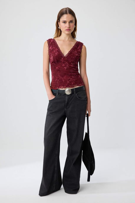 TRENDYOLMİLLA Damen Bordeaux Geblümt Ärmellos Tailliert Blusen - Image 4