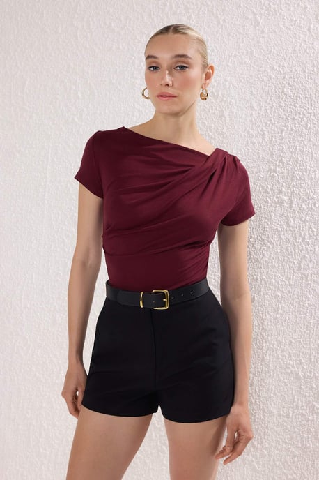 TRENDYOLMİLLA Damen Bordeaux Einfarbig Kurz Tailliert Blusen - Image 1