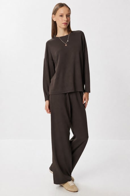 Zweiteiliges Set mit weitem Bein und Bluse mit Rundhalsausschnitt - Image 3