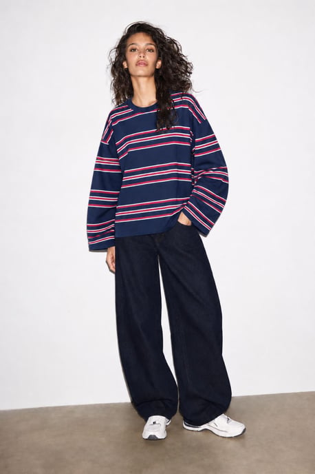 Bipantolon Oversize Damen-Sweatshirt mit Streifen und Rundhalsausschnitt - Image 1