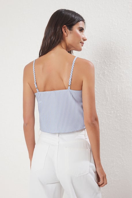 TRENDYOLMİLLA Damen Blau Gestreift Ärmellos Regular Fit Blusen - Image 3