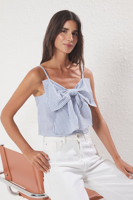TRENDYOLMİLLA Damen Blau Gestreift Ärmellos Regular Fit Blusen - Image 4