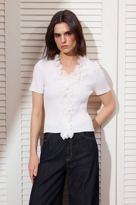 TRENDYOLMİLLA Damen Ecru Geblümt Kurz Tailliert Blusen - Image 1