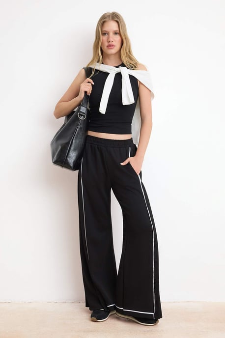 TRENDYOLMİLLA Damen Schwarz Einfarbig Weites Bein Normale Taille Hosen - Image 1