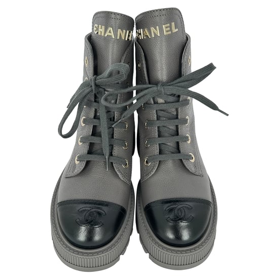 Chanel CC Schnürstiefel aus grauem Leder - Image 2