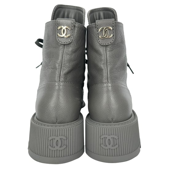 Chanel CC Schnürstiefel aus grauem Leder - Image 5
