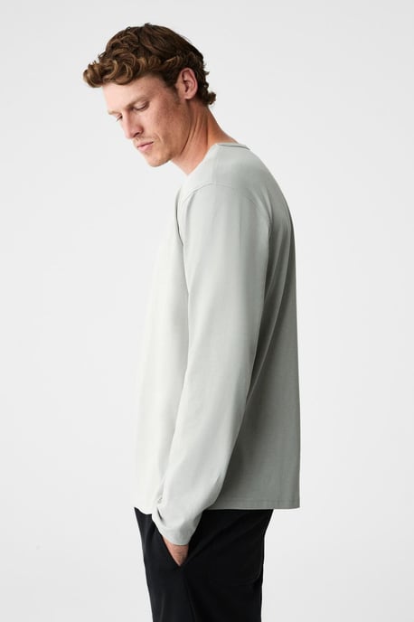 Geripptes T-Shirt mit Rundhalsausschnitt und langen Ärmeln - Image 5
