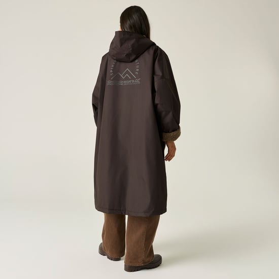 Regatta Outdoor Active Unisex wasserdichter Umkleidemantel – Dunkelschokolade/Mokka - Image 2
