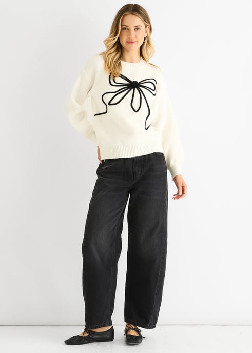 Cremefarbener Pullover mit kontrastierendem Schleifenmuster in Übergröße - Image 1