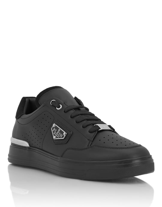 Low-Top Sneakers Triangle - Image 1