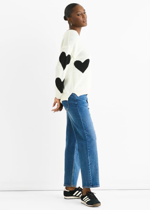 Weißer Pullover mit V-Ausschnitt und übergroßem Herzmuster - Image 3