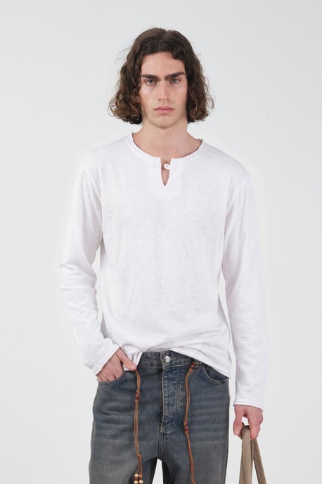 T-Shirt aus Baumwolle mit Knopfdetails und Rundhalsausschnitt - Image 1