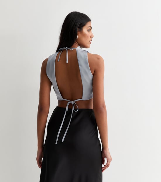 Silbernes ärmelloses Satin-Top mit hohem Ausschnitt - Image 4
