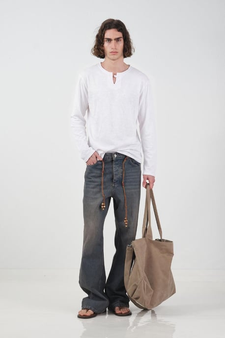 T-Shirt aus Baumwolle mit Knopfdetails und Rundhalsausschnitt - Image 2