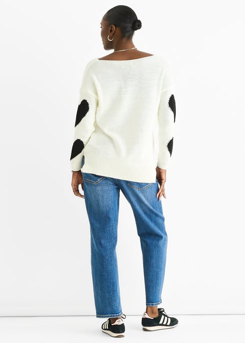 Weißer Pullover mit V-Ausschnitt und übergroßem Herzmuster - Image 4